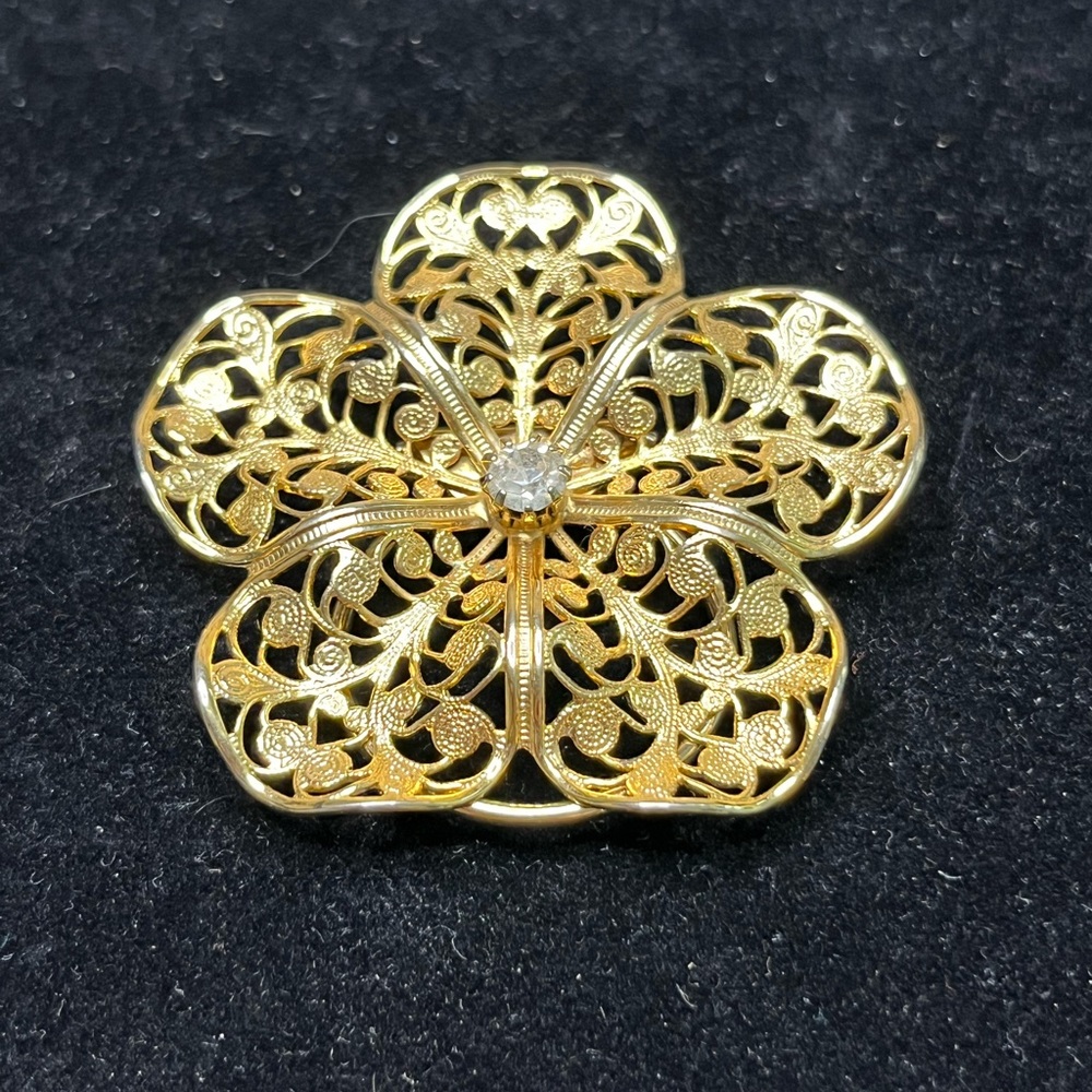 95 Vintage Jeri Lou Filigree Flower Scarf Clip